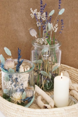 Glasvasen mit Trockenblumen dekorieren bunte Tischdeko