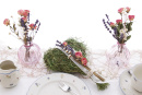 DIY Tischdeko mit Rosen, Lavendel getrocknet und Heuherz als Kerzenständer