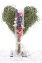 DIY Tischdeko mit Rosen, Lavendel getrocknet und Heuherz als Kerzenständer