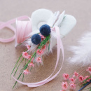 Anstecker Hochzeit mit Trockenblumen auf Filzherz, rosa blau weiß selber machen