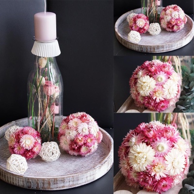 DIY Tischdeko mit Strohblumenkugeln auf Holztablett