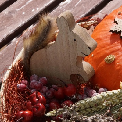 DIY Herbstkorb Herbstdeko mit Kürbis, Naturfloristik, Äpfel und Holzfigur