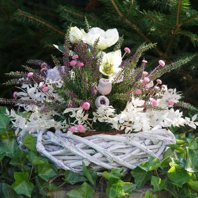 DIY Grabgesteck Kranz mit haltbaren Blumen weiß rosa, Grabschmuck selbermachen
