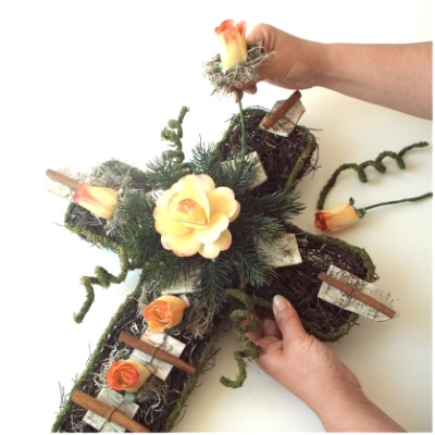 Bastelset Grabschmuck, Grabgestecke Rebenkreuz mit Holzrosen zum Bemal
