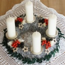 DIY Adventskranz modern rot weiß schwarz mit Wichtel und Trockenblumen