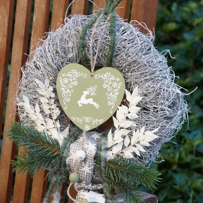 DIY Türkranz Weihnachten Advent, Rebenkranz grau mit Weihnachtsdeko weiß grün selber machen