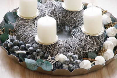 Adventskranz grau weiß 25 cm mit Kerzenhalter silber