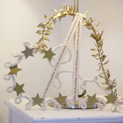 DIY Türschmuck Weihnachten Herz aus Draht modern in gold weiß selber dekorieren