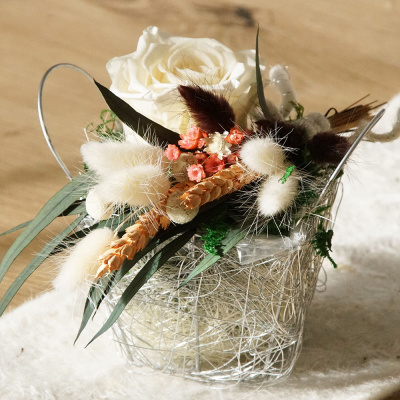 Tischdeko Hochzeit mit Rosen konserviert und Trockenblumen für 8 Blumengestecke modern