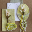 Bastelset Osterei aus Wollfilz mit Trockenblumenstreußchen und Wollschnüre gelb, weiß, grau