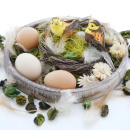 Osternest mit Vögel und Eier als tischdekoration im...