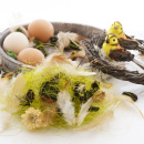 Osternest mit Vögel und Eier als tischdekoration im Frühling