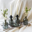 Tischdeko Hochzeit mit Glasvasen und Trockenblumen weiß grün grau auf Holzschale