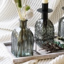 Tischdeko Hochzeit mit Glasvasen und Trockenblumen weiß grün grau auf Holzschale