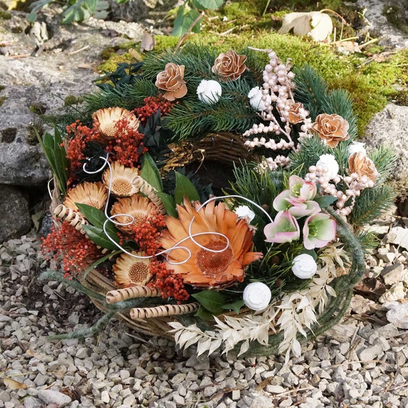 DIY Grabgesteck Kranz im Pflanzring