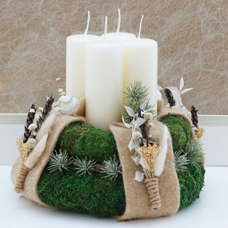 Moderner Adventskranz aus Moos & Holz
