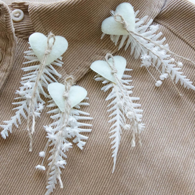 Anstecker Hochzeit, Hochzeitsanstecker aus Trockenblumen weiß, Boho Style selbermachen