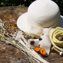Sommerhut mit Trockenblumen dekorieren DIY Sommerdeko