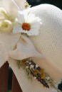 Sommerhut mit Trockenblumen dekorieren DIY Sommerdeko