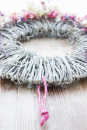 Loop Kranz flach mit Trockenblumenmix dekorieren
