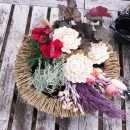 DIY Grabgesteck in Grabschale mit Trockenblumenmix, Wollfilz und Pflanzen - moderne Trauerfloristik