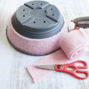 DIY Grabgesteck in Grabschale mit Trockenblumenmix, Wollfilz und Pflanzen - moderne Trauerfloristik