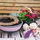 DIY Grabgesteck in Grabschale mit Trockenblumenmix, Wollfilz und Pflanzen - moderne Trauerfloristik