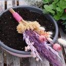 DIY Grabgesteck in Grabschale mit Trockenblumenmix, Wollfilz und Pflanzen - moderne Trauerfloristik