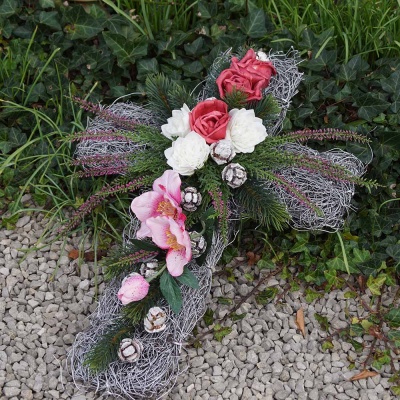 DIY Grabgesteck Kreuz aus Rebe mit Christrosen haltbar rosa weiß