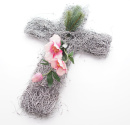 DIY Grabgesteck Kreuz aus Rebe mit Christrosen haltbar...