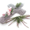 DIY Grabgesteck Kreuz aus Rebe mit Christrosen haltbar rosa weiß