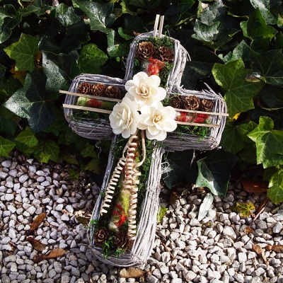 DIY Grabkreuz aus Rebe geweißt mit Holzrosen und Wollfilz, haltbarer Grabschmuck