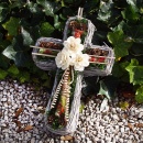 DIY Grabkreuz aus Rebe geweißt mit Holzrosen und...