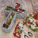 DIY Grabkreuz aus Rebe geweißt mit Holzrosen und...