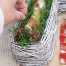 DIY Grabkreuz aus Rebe geweißt mit Holzrosen und Wollfilz, haltbarer Grabschmuck