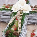 DIY Grabkreuz aus Rebe geweißt mit Holzrosen und Wollfilz, haltbarer Grabschmuck