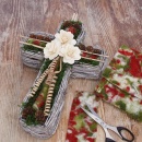 DIY Grabkreuz aus Rebe geweißt mit Holzrosen und Wollfilz, haltbarer Grabschmuck