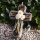 DIY Grabkreuz aus Rebe geweißt mit Holzrosen und Wollfilz, haltbarer Grabschmuck