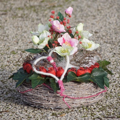 DIY Grabgesteck in Pflanzschale aus Rebe geweißt mit Christrosen, Trockenblumen und Herz