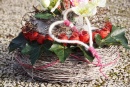 DIY Grabgesteck in Pflanzschale aus Rebe geweißt mit Christrosen, Trockenblumen und Herz