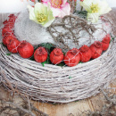 DIY Grabgesteck in Pflanzschale aus Rebe geweißt mit Christrosen, Trockenblumen und Herz