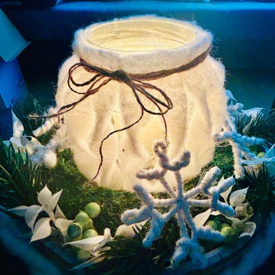 Adventskranz mit Windlicht auf Holzteller moderne Weihnachtsdeko mit Wollfilz