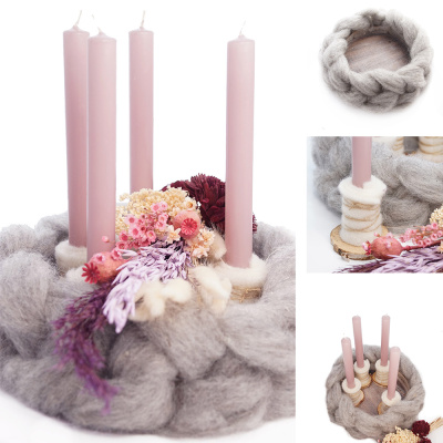 DIY Adventskranz mit Lunte Zopfmuster aus Kammzug grau mit rosa Stabkerzen und Trockenblumenmix