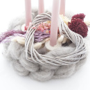DIY Adventskranz mit Lunte Zopfmuster aus Kammzug grau mit rosa Stabkerzen und Trockenblumenmix