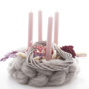 DIY Adventskranz mit Lunte Zopfmuster aus Kammzug grau mit rosa Stabkerzen und Trockenblumenmix