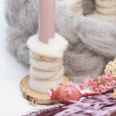 DIY Adventskranz mit Lunte Zopfmuster aus Kammzug grau mit rosa Stabkerzen und Trockenblumenmix