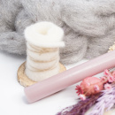 DIY Adventskranz mit Lunte Zopfmuster aus Kammzug grau mit rosa Stabkerzen und Trockenblumenmix