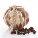 DIY Windlicht aus Wollfilz mit Zopfmuster dekoriert mit Trockenblumen