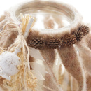 DIY Windlicht aus Wollfilz mit Zopfmuster dekoriert mit Trockenblumen