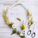 DIY Türschmuck Frühling Ostern mit Trockenblumenmix auf Wollzopf